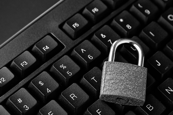 Candado sobre teclado simbolizando ciberseguridad y protección de la red empresarial.