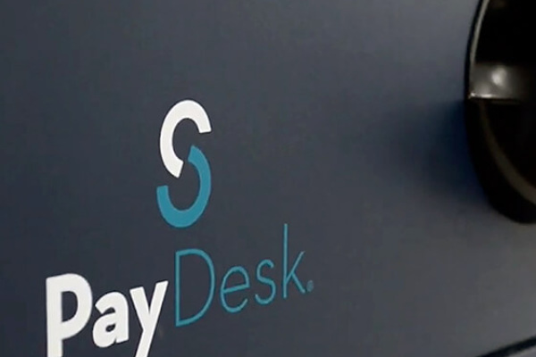 Detalle del logotipo PAYDESK, cajón automático inteligente para pagos en efectivo y tarjeta.