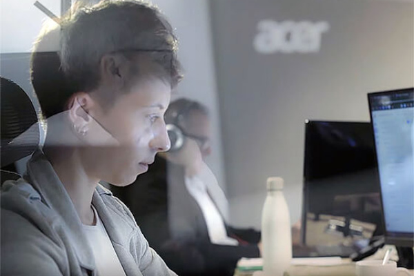 Profesional gestionando la seguridad de la red empresarial desde su puesto de trabajo.