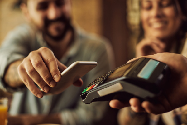 Pago con tarjeta en establecimiento comercial mediante terminal integrado con la plataforma de pagos SAIMAPAY.