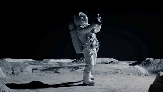 Astronauta usando dispositivo conectado simbolizando cómo el Wi-Fi ayuda a conectar el mundo.