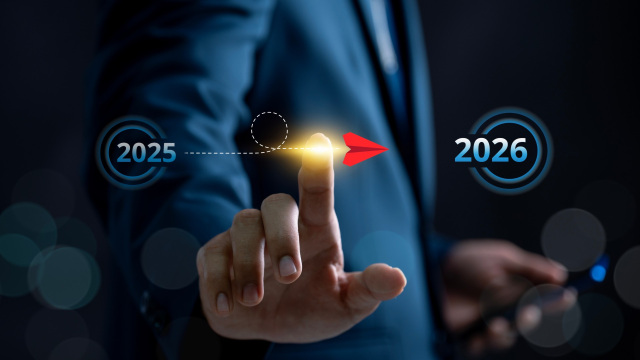 Ejecutivo señalando la transición de 2025 a 2026, simbolizando la transformación digital empresarial de un año para otro.
