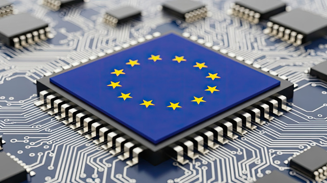 Chip con la bandera de la Unión Europea que simboliza la soberanía digital y el control tecnológico en las infraestructuras de red.