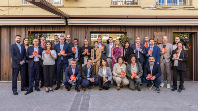 Equipo de profesionales posando con el galardón de Redes&Telecom, reconociendo el proyecto de SAIMA SYSTEMS en bonÀrea.