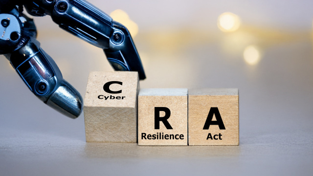 Concepto del Cyber Resilience Act (CRA) representado mediante bloques y tecnología, simbolizando las nuevas obligaciones europeas de ciberseguridad para productos con elementos digitales.