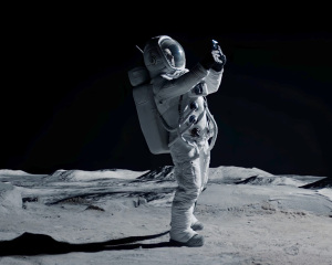 Astronauta usando dispositivo conectado simbolizando cómo el Wi-Fi ayuda a conectar el mundo.