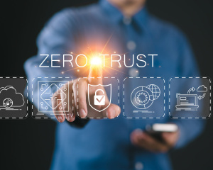 Mano activando panel virtual de seguridad Zero Trust en entorno digital empresarial.