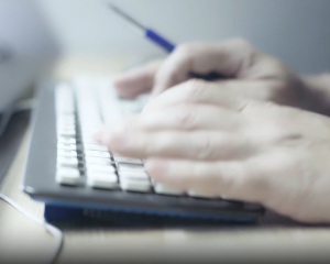 Técnico gestionando SAIWALL Secure SD-WAN desde el teclado para asegurar la red empresarial.