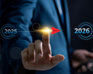 Ejecutivo señalando la transición de 2025 a 2026, simbolizando la transformación digital empresarial de un año para otro.