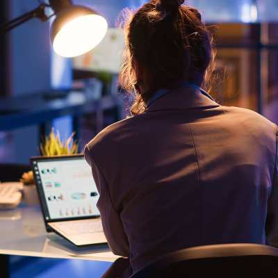 Profesional analizando datos en portátil para acuerdos estratégicos y alianzas empresariales.