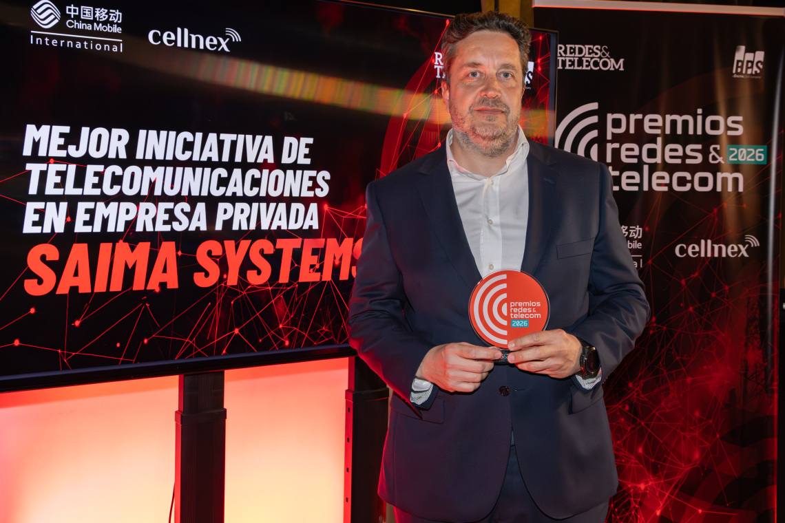 Director Comercial de SAIMA SYSTEMS recogiendo el premio a la mejor iniciativa de telecomunicaciones en empresa privada otorgado por Redes&Telecom.
